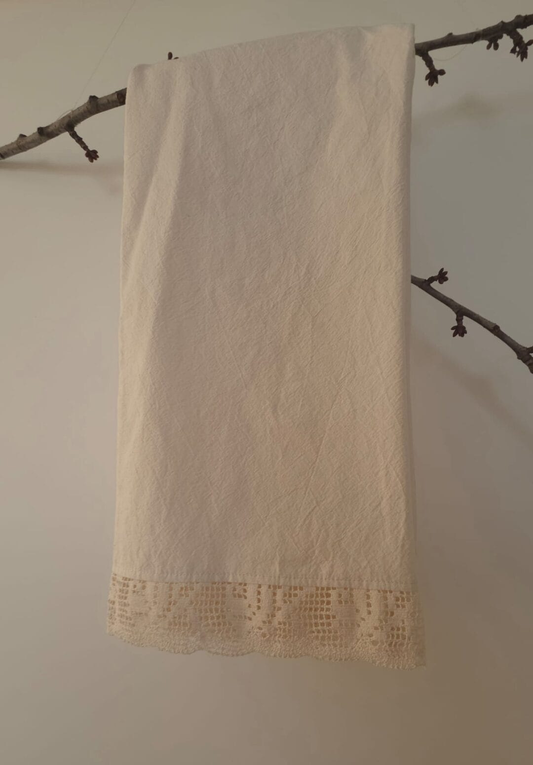 Pantaloni dantelați