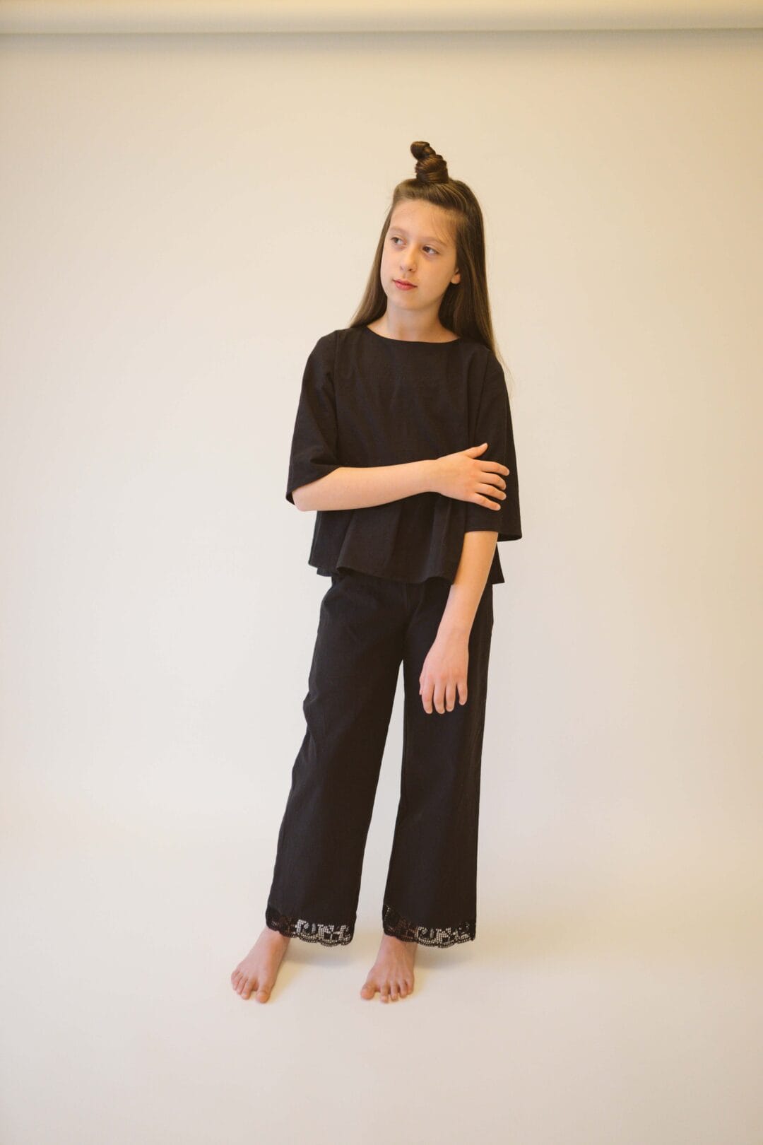 Pantaloni dantelați